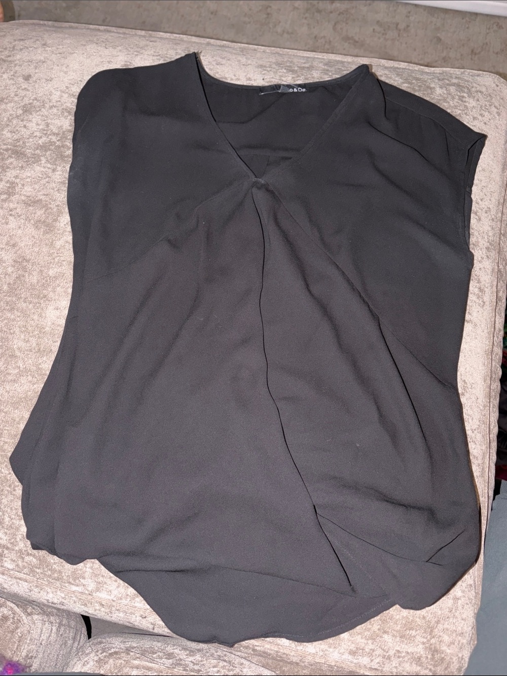 Ro & De Black V-Neck Pleated Sleeveless Blouse